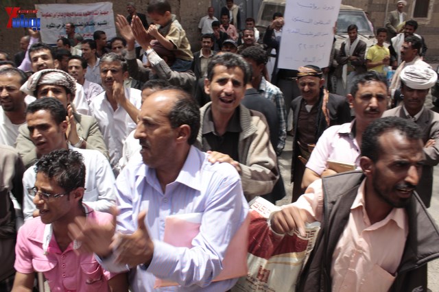 النائب حاشد يحضر جلسة البرلمان مكبلا بالسلاسل، والبرلمان يمهل وزير الداخلية 4 أيام لإحالة المتهمين 28