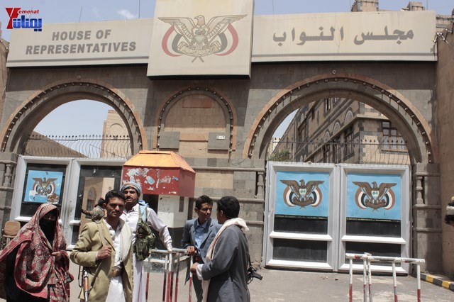 النائب حاشد يحضر جلسة البرلمان مكبلا بالسلاسل، والبرلمان يمهل وزير الداخلية 4 أيام لإحالة المتهمين 29