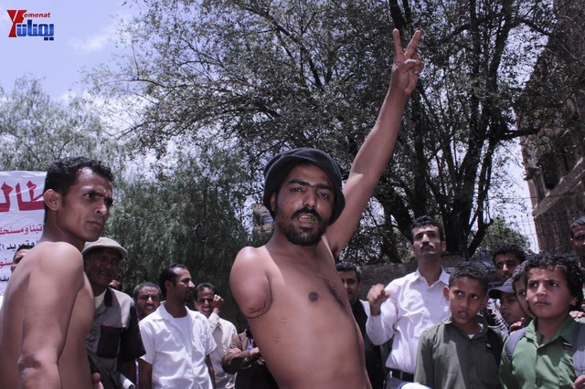 النائب حاشد يحضر جلسة البرلمان مكبلا بالسلاسل، والبرلمان يمهل وزير الداخلية 4 أيام لإحالة المتهمين 3