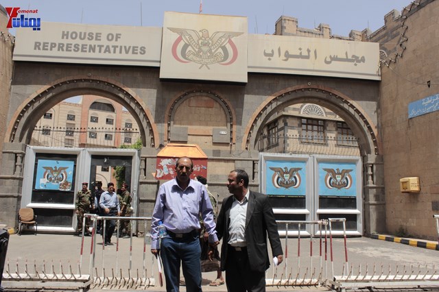 النائب حاشد يحضر جلسة البرلمان مكبلا بالسلاسل، والبرلمان يمهل وزير الداخلية 4 أيام لإحالة المتهمين 30