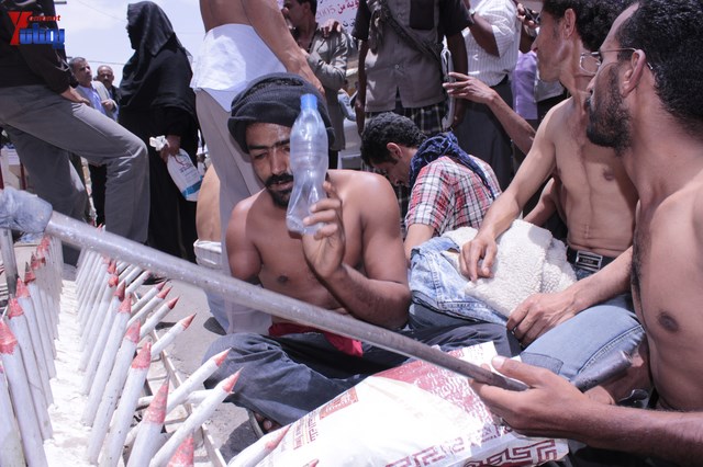 النائب حاشد يحضر جلسة البرلمان مكبلا بالسلاسل، والبرلمان يمهل وزير الداخلية 4 أيام لإحالة المتهمين 32