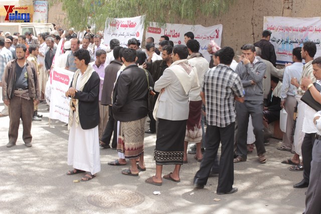 النائب حاشد يحضر جلسة البرلمان مكبلا بالسلاسل، والبرلمان يمهل وزير الداخلية 4 أيام لإحالة المتهمين 34