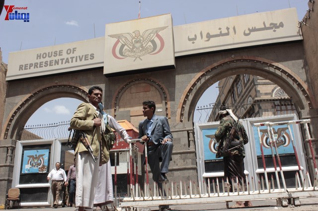 النائب حاشد يحضر جلسة البرلمان مكبلا بالسلاسل، والبرلمان يمهل وزير الداخلية 4 أيام لإحالة المتهمين 35