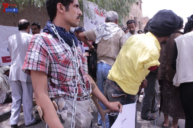 النائب حاشد يحضر جلسة البرلمان مكبلا بالسلاسل، والبرلمان يمهل وزير الداخلية 4 أيام لإحالة المتهمين 36