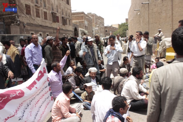 النائب حاشد يحضر جلسة البرلمان مكبلا بالسلاسل، والبرلمان يمهل وزير الداخلية 4 أيام لإحالة المتهمين 37