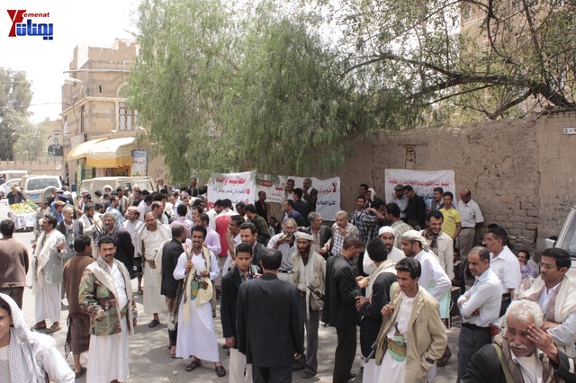 النائب حاشد يحضر جلسة البرلمان مكبلا بالسلاسل، والبرلمان يمهل وزير الداخلية 4 أيام لإحالة المتهمين 4