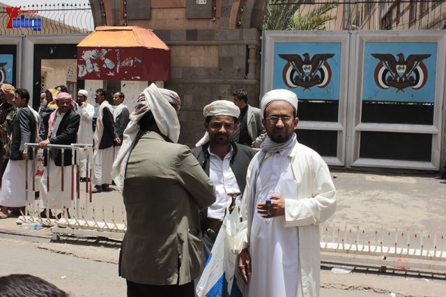 النائب حاشد يحضر جلسة البرلمان مكبلا بالسلاسل، والبرلمان يمهل وزير الداخلية 4 أيام لإحالة المتهمين 40