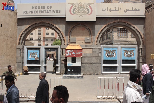 النائب حاشد يحضر جلسة البرلمان مكبلا بالسلاسل، والبرلمان يمهل وزير الداخلية 4 أيام لإحالة المتهمين 41