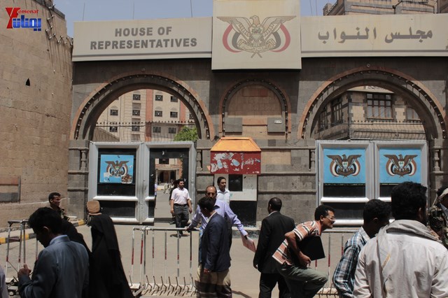 النائب حاشد يحضر جلسة البرلمان مكبلا بالسلاسل، والبرلمان يمهل وزير الداخلية 4 أيام لإحالة المتهمين 42