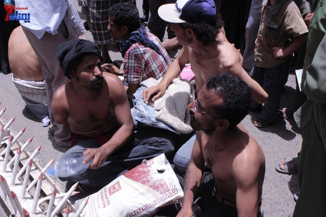 النائب حاشد يحضر جلسة البرلمان مكبلا بالسلاسل، والبرلمان يمهل وزير الداخلية 4 أيام لإحالة المتهمين 43