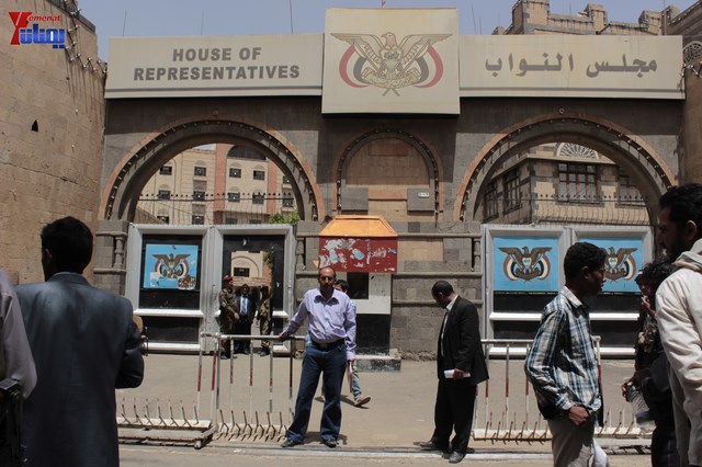 النائب حاشد يحضر جلسة البرلمان مكبلا بالسلاسل، والبرلمان يمهل وزير الداخلية 4 أيام لإحالة المتهمين 44