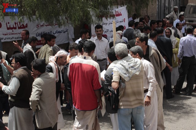 النائب حاشد يحضر جلسة البرلمان مكبلا بالسلاسل، والبرلمان يمهل وزير الداخلية 4 أيام لإحالة المتهمين 45