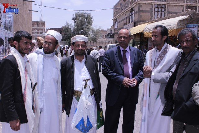 النائب حاشد يحضر جلسة البرلمان مكبلا بالسلاسل، والبرلمان يمهل وزير الداخلية 4 أيام لإحالة المتهمين 47