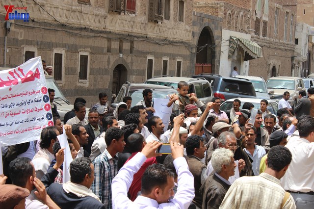 النائب حاشد يحضر جلسة البرلمان مكبلا بالسلاسل، والبرلمان يمهل وزير الداخلية 4 أيام لإحالة المتهمين 5