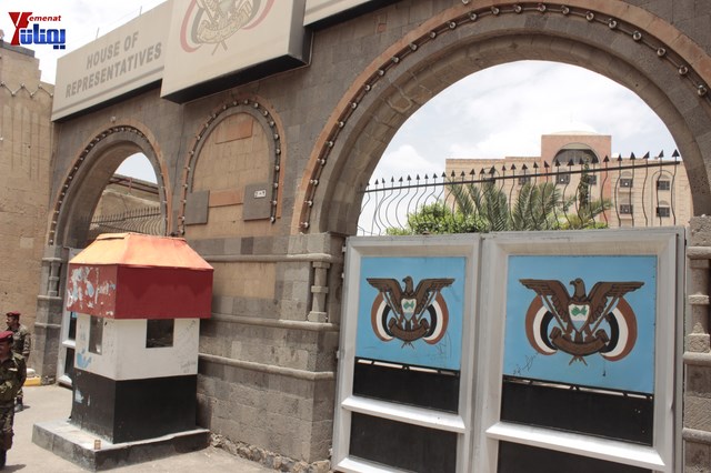 النائب حاشد يحضر جلسة البرلمان مكبلا بالسلاسل، والبرلمان يمهل وزير الداخلية 4 أيام لإحالة المتهمين 50