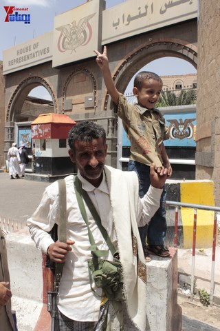 النائب حاشد يحضر جلسة البرلمان مكبلا بالسلاسل، والبرلمان يمهل وزير الداخلية 4 أيام لإحالة المتهمين 57