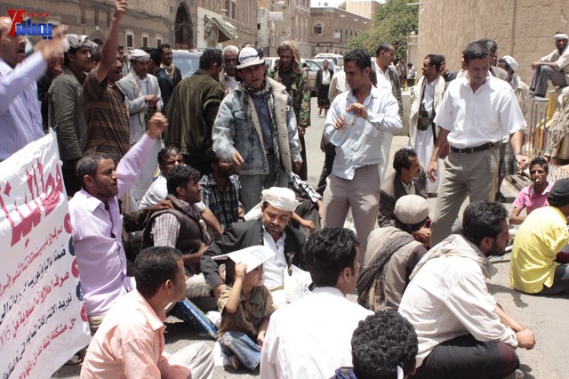 النائب حاشد يحضر جلسة البرلمان مكبلا بالسلاسل، والبرلمان يمهل وزير الداخلية 4 أيام لإحالة المتهمين 6