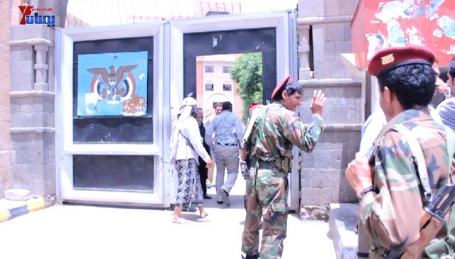 النائب حاشد يحضر جلسة البرلمان مكبلا بالسلاسل، والبرلمان يمهل وزير الداخلية 4 أيام لإحالة المتهمين 60