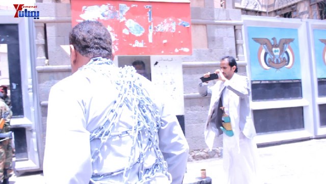 النائب حاشد يحضر جلسة البرلمان مكبلا بالسلاسل، والبرلمان يمهل وزير الداخلية 4 أيام لإحالة المتهمين 64