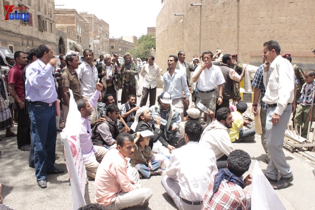 النائب حاشد يحضر جلسة البرلمان مكبلا بالسلاسل، والبرلمان يمهل وزير الداخلية 4 أيام لإحالة المتهمين 8