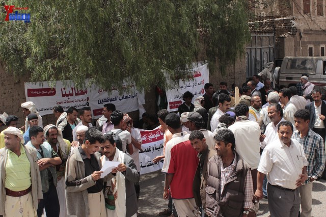 النائب حاشد يحضر جلسة البرلمان مكبلا بالسلاسل، والبرلمان يمهل وزير الداخلية 4 أيام لإحالة المتهمين 9