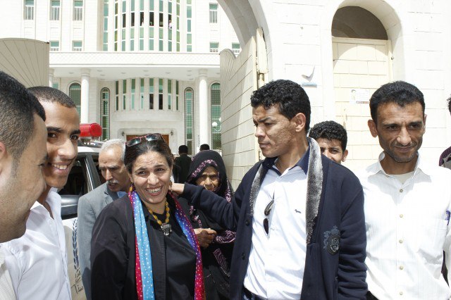 تضامنا مع عائش والعبسي.. جرحى الثورة وناشطين وصُحفيين يملؤون ساحة محكمة الصحافة والمطبوعات 15