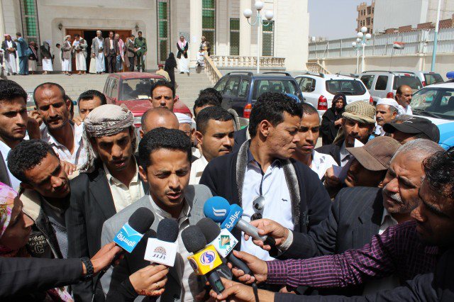 تضامنا مع عائش والعبسي.. جرحى الثورة وناشطين وصُحفيين يملؤون ساحة محكمة الصحافة والمطبوعات 2