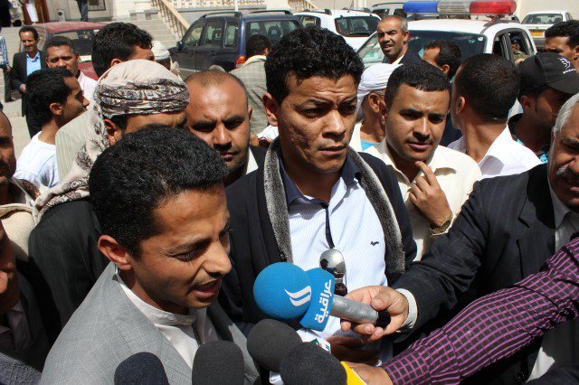 تضامنا مع عائش والعبسي.. جرحى الثورة وناشطين وصُحفيين يملؤون ساحة محكمة الصحافة والمطبوعات 7