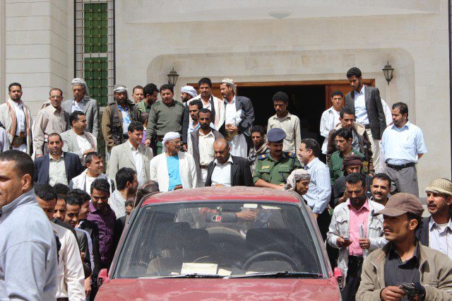 تضامنا مع عائش والعبسي.. جرحى الثورة وناشطين وصُحفيين يملؤون ساحة محكمة الصحافة والمطبوعات 9