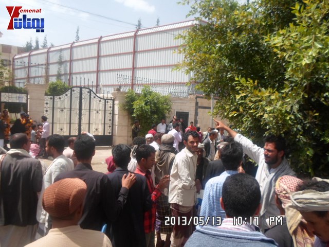 جرحى الثورة والنائب حاشد يبداؤن اعتصامهم أمام المحكمة الإدارية ويهددون بالإضراب عن الطعام من السبت 1