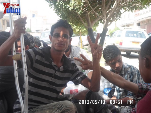 جرحى الثورة والنائب حاشد يبداؤن اعتصامهم أمام المحكمة الإدارية ويهددون بالإضراب عن الطعام من السبت 13