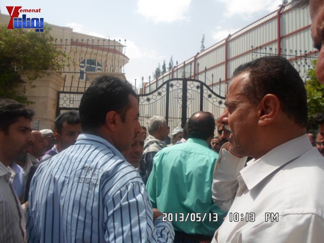 جرحى الثورة والنائب حاشد يبداؤن اعتصامهم أمام المحكمة الإدارية ويهددون بالإضراب عن الطعام من السبت 15