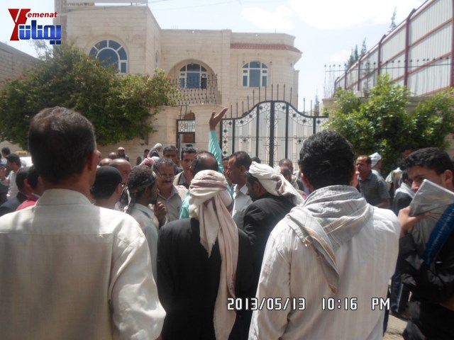 جرحى الثورة والنائب حاشد يبداؤن اعتصامهم أمام المحكمة الإدارية ويهددون بالإضراب عن الطعام من السبت 16