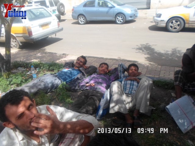 جرحى الثورة والنائب حاشد يبداؤن اعتصامهم أمام المحكمة الإدارية ويهددون بالإضراب عن الطعام من السبت 18