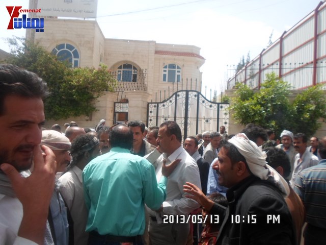 جرحى الثورة والنائب حاشد يبداؤن اعتصامهم أمام المحكمة الإدارية ويهددون بالإضراب عن الطعام من السبت 19