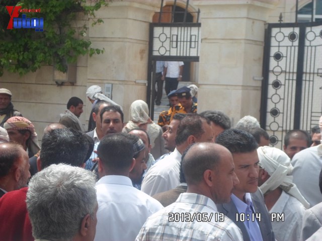 جرحى الثورة والنائب حاشد يبداؤن اعتصامهم أمام المحكمة الإدارية ويهددون بالإضراب عن الطعام من السبت 21