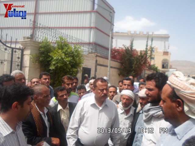 جرحى الثورة والنائب حاشد يبداؤن اعتصامهم أمام المحكمة الإدارية ويهددون بالإضراب عن الطعام من السبت 23