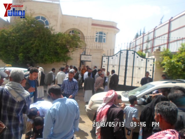 جرحى الثورة والنائب حاشد يبداؤن اعتصامهم أمام المحكمة الإدارية ويهددون بالإضراب عن الطعام من السبت 24