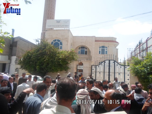 جرحى الثورة والنائب حاشد يبداؤن اعتصامهم أمام المحكمة الإدارية ويهددون بالإضراب عن الطعام من السبت 25