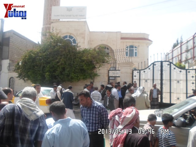 جرحى الثورة والنائب حاشد يبداؤن اعتصامهم أمام المحكمة الإدارية ويهددون بالإضراب عن الطعام من السبت 26