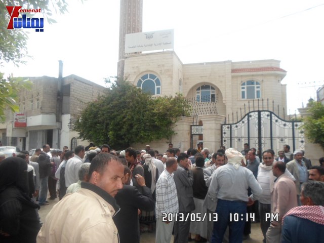 جرحى الثورة والنائب حاشد يبداؤن اعتصامهم أمام المحكمة الإدارية ويهددون بالإضراب عن الطعام من السبت 28