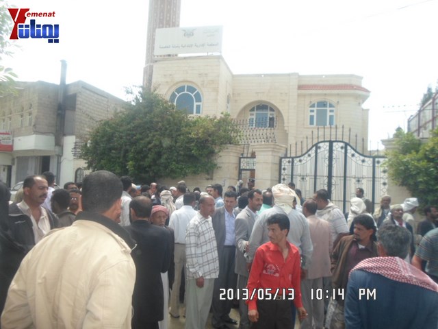 جرحى الثورة والنائب حاشد يبداؤن اعتصامهم أمام المحكمة الإدارية ويهددون بالإضراب عن الطعام من السبت 29