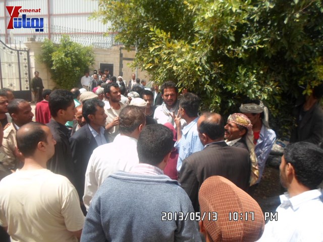 جرحى الثورة والنائب حاشد يبداؤن اعتصامهم أمام المحكمة الإدارية ويهددون بالإضراب عن الطعام من السبت 3