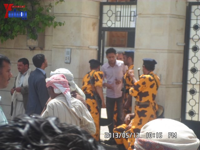 جرحى الثورة والنائب حاشد يبداؤن اعتصامهم أمام المحكمة الإدارية ويهددون بالإضراب عن الطعام من السبت 31