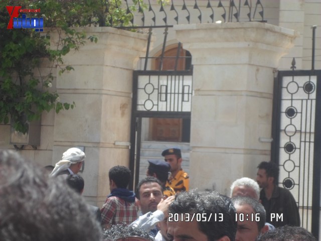 جرحى الثورة والنائب حاشد يبداؤن اعتصامهم أمام المحكمة الإدارية ويهددون بالإضراب عن الطعام من السبت 32