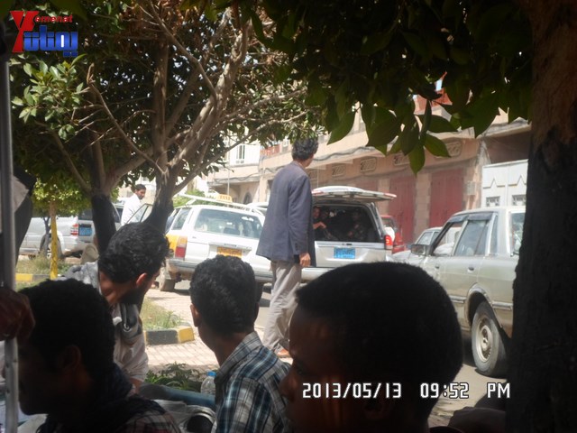 جرحى الثورة والنائب حاشد يبداؤن اعتصامهم أمام المحكمة الإدارية ويهددون بالإضراب عن الطعام من السبت 4