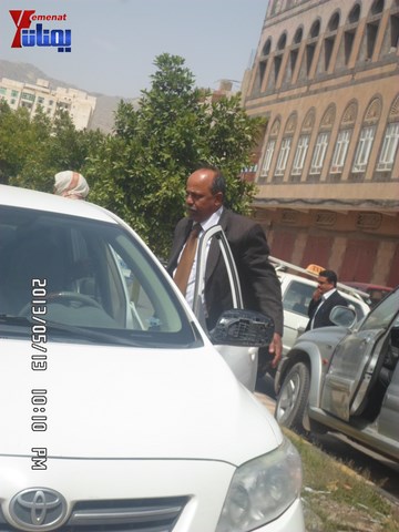 جرحى الثورة والنائب حاشد يبداؤن اعتصامهم أمام المحكمة الإدارية ويهددون بالإضراب عن الطعام من السبت 40