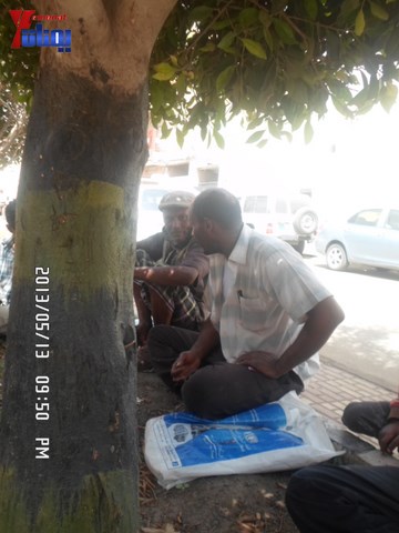 جرحى الثورة والنائب حاشد يبداؤن اعتصامهم أمام المحكمة الإدارية ويهددون بالإضراب عن الطعام من السبت 44