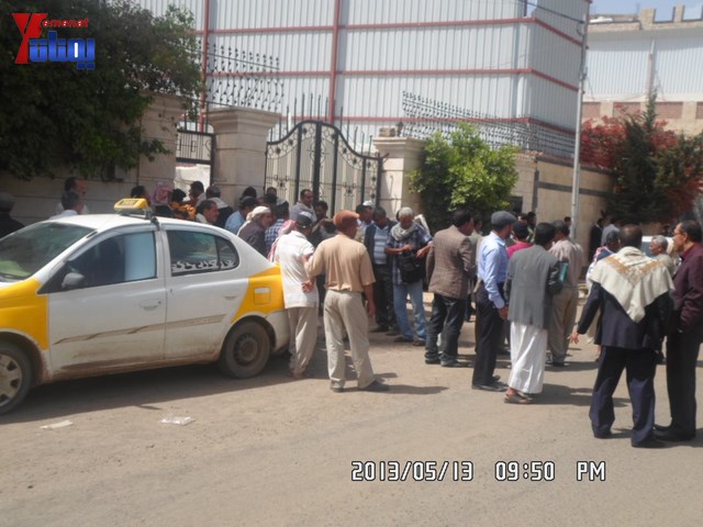 جرحى الثورة والنائب حاشد يبداؤن اعتصامهم أمام المحكمة الإدارية ويهددون بالإضراب عن الطعام من السبت 6