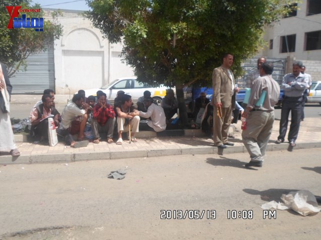 جرحى الثورة والنائب حاشد يبداؤن اعتصامهم أمام المحكمة الإدارية ويهددون بالإضراب عن الطعام من السبت 8